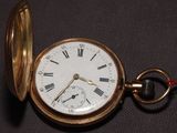 une montre de poche en or avec des chiffres romains