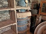 un tas de vieux objets dans une pièce aux murs en briques