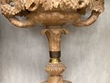 un vase posé sur une table en verre