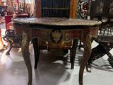 une table surmontée d'un miroir dans une pièce