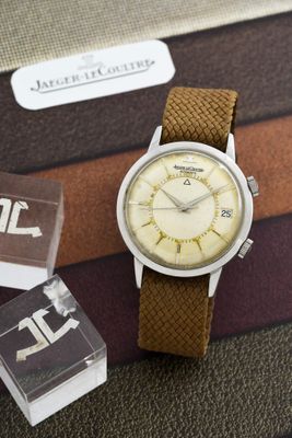 une montre posée sur un livre