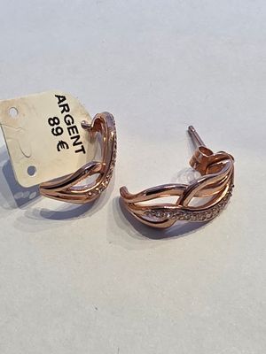 paire de boucles d'oreilles créoles plaquées or rose ornées de cristaux transparents