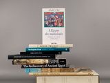 plusieurs livres sont empilés sur une table