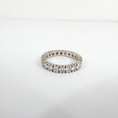 une bague « éternité » sertie de diamants sur fond blanc