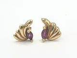 une paire de boucles d'oreilles en or et en améthyste sur fond blanc