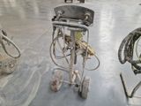 une machine placée au milieu d'une pièce
