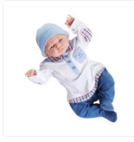 un bébé qui porte un bonnet bleu et un pantalon bleu