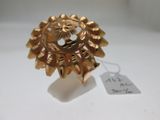 une image représentant une bague en or ornée d'un motif floral