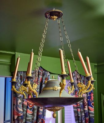 Lustre en bronze doré et patiné à huit lumières. Il forme un…