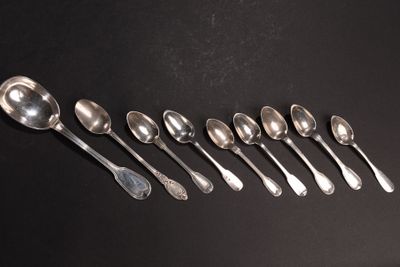 six cuillères sont alignées sur une surface noire