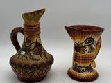 deux vases décorés, placés l'un à côté de l'autre