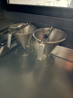deux mixeurs posés sur le plan de travail de la cuisine