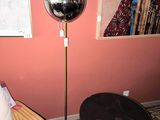une image d'un salon avec un canapé et une lampe