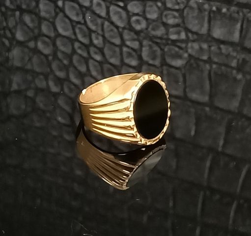 Bague en or jaune 18 carats 750 millièmes orné d’un ovale noir. E