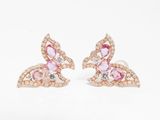 une paire de boucles d'oreilles en saphir rose et diamants sur fond blanc
