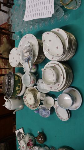 Ensemble de vaisselle courant : partie de service de table en por...