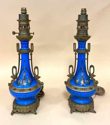 une paire de vases bleus ornés de motifs élaborés sur fond blanc