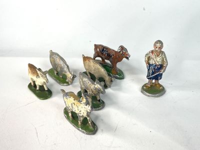 cinq figurines représentant un homme avec une chèvre et un mouton
