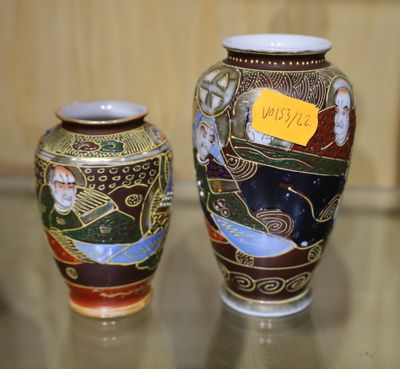 deux vases posés sur une table en verre