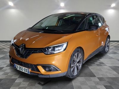 La voiture orange est garée sur un sol à damier dans le garage.