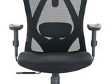une chaise de bureau noire avec une assise noire et un piètement chromé