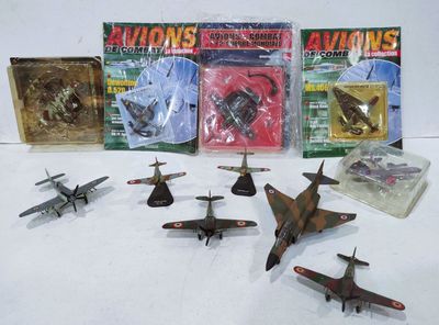 tout un tas de petits avions miniatures posés sur une table