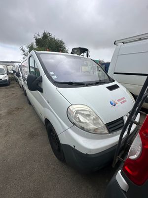 une camionnette blanche garée sur un parking aux côtés d'autres véhicules