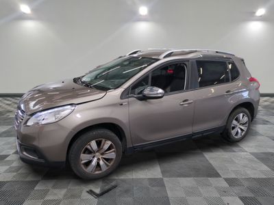 la photo d'une voiture garée dans un garage