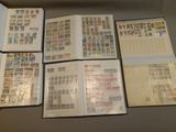 Plusieurs types de timbres sont exposés sur une table