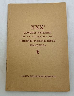 un livre marron avec des inscriptions rouges, posé sur une table