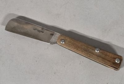 a knife that is laying on a table