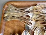 un plateau en bois sur lequel sont posés des couverts et des cuillères