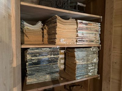 de nombreuses piles de livres sur une étagère dans une pièce