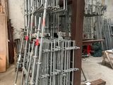 beaucoup de chaises empilées dans une pièce