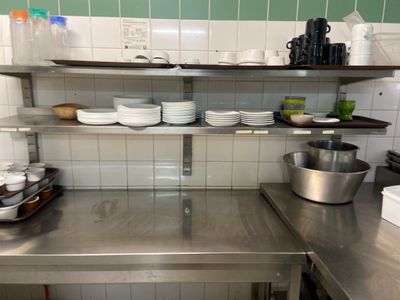 un plan de travail en acier inoxydable dans une cuisine, sur lequel sont posés des plats