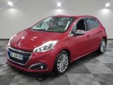 la voiture rouge est garée sur un sol en damier dans le garage