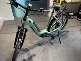 un vélo garé dans le garage