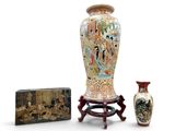 deux vases et une boîte posés les uns à côté des autres