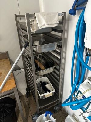 une photo d'une cuisine professionnelle avec une étagère remplie d'aliments