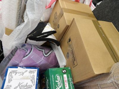 une pile de boîtes posées sur le sol