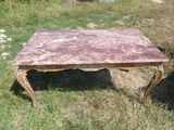 une table recouverte d'un plateau en marbre, posée dans l'herbe