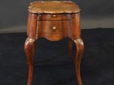 une petite table en bois surmontée d'un tiroir