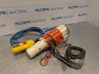 un gros plan sur deux outils posés sur une table