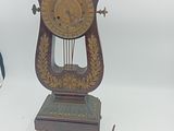 une horloge posée sur une table à côté d'une autre horloge