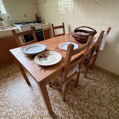 Table en pin et 4 chaises