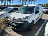 une camionnette blanche garée dans un parking à côté d'autres voitures
