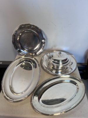 une table sur laquelle sont posées plusieurs assiettes en argent