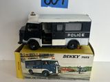 un camion jouet posé sur une boîte
