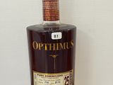 une photo d'une bouteille de rhum Opphimus posée sur un comptoir