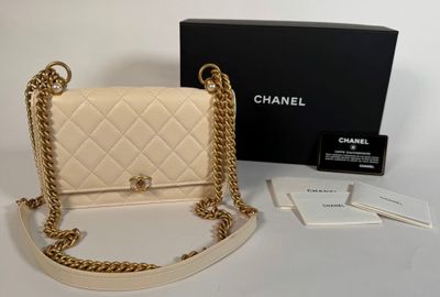 Sac à rabat Chanel en cuir d'agneau matelassé blanc